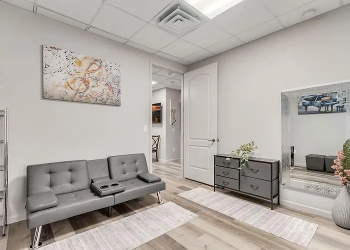Stylish And Prestigious - 2 Bed 2 Bath On The Avenue Apartment