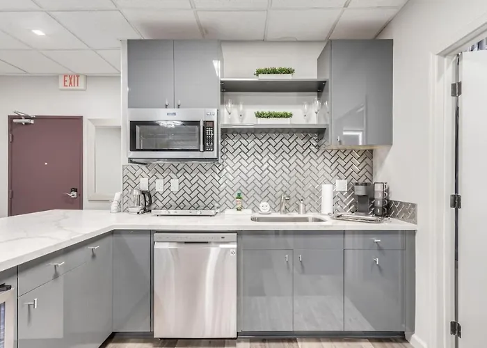 Stylish And Prestigious - 2 Bed 2 Bath On The Avenue Apartment