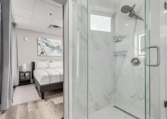 Stylish And Prestigious - 2 Bed 2 Bath On The Avenue Apartment