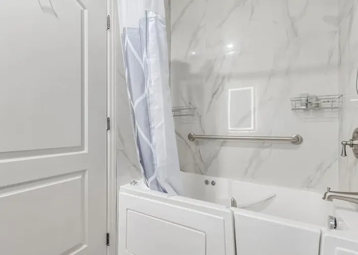 Apartment Stylish And Prestigious - 2 Bed 2 Bath On The Avenue