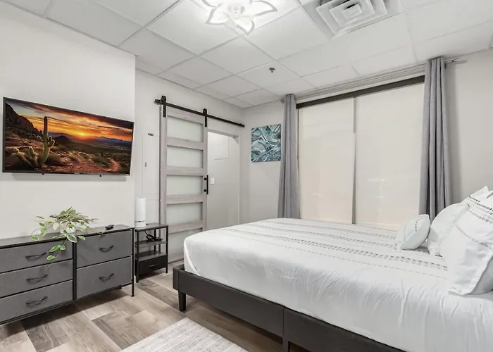 Stylish And Prestigious - 2 Bed 2 Bath On The Avenue Apartment *