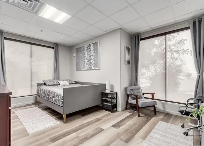 Stylish And Prestigious - 2 Bed 2 Bath On The Avenue *