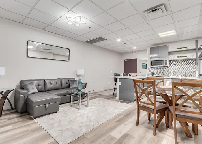 Stylish And Prestigious - 2 Bed 2 Bath On The Avenue Apartment *